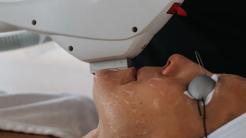 Soin IPL du visage avec une pi&egrave;ce &agrave; main Darwin de Clarion