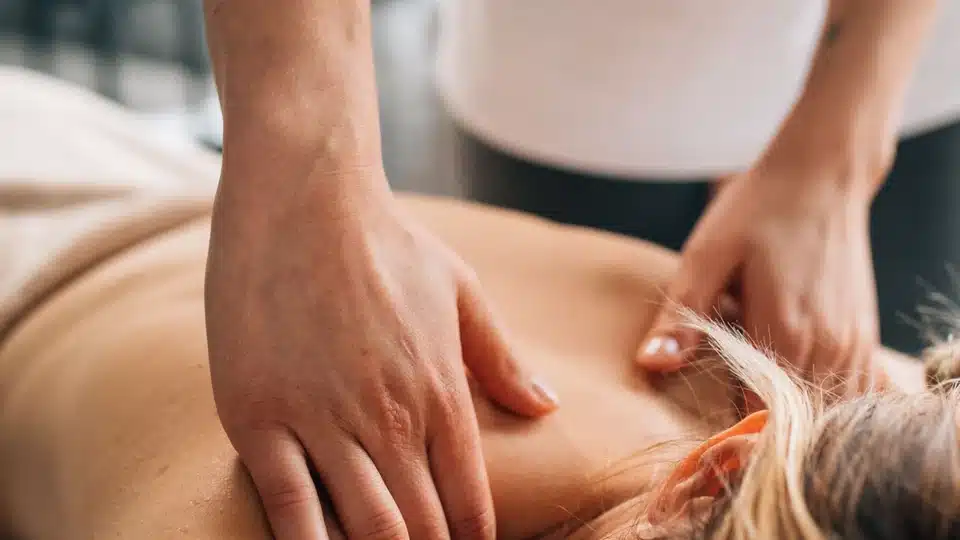 Massage des &eacute;paules dans une ambiance de d&eacute;tente