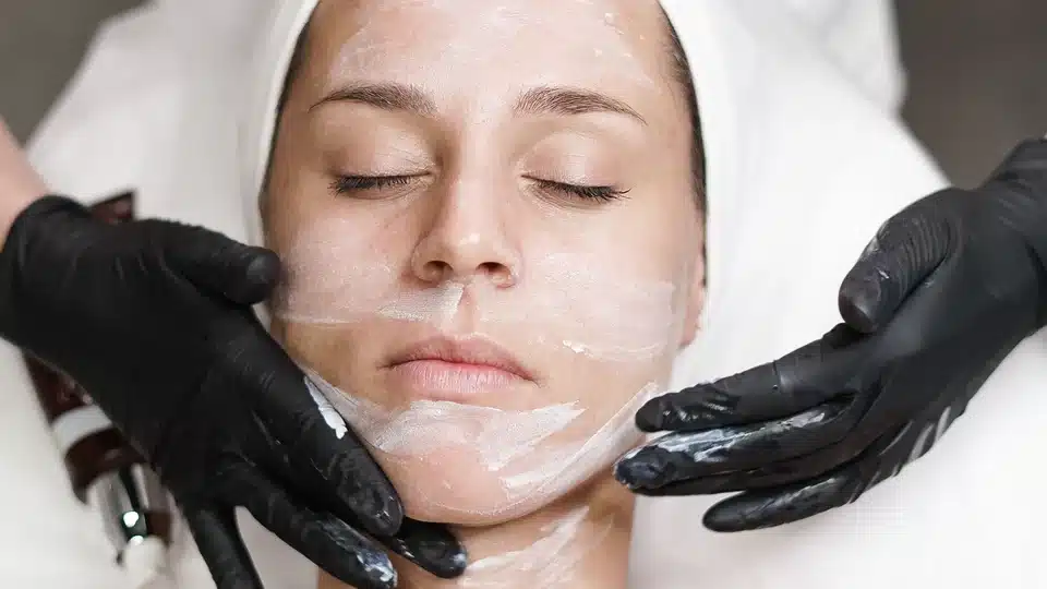 Application douce d&rsquo;un soin du visage
